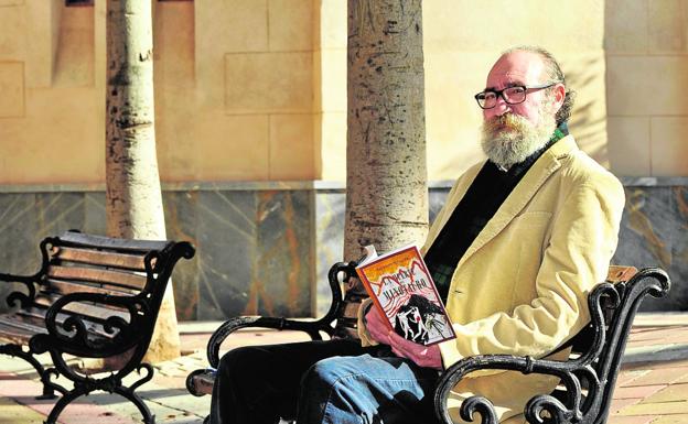 El escritor y periodista Patricio Peñalver, con su nueva novela./Vicente Vicéns / AGM
