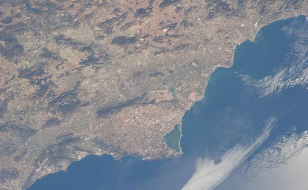 Fotografía captada desde el espacio de la Región de Murcia y parte de la Comunidad Valenciana./@astro_duque