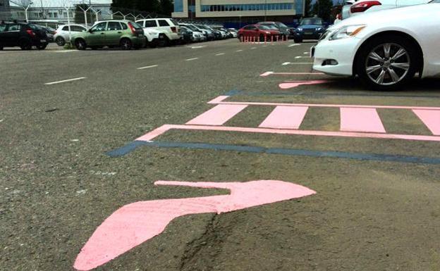 Un parking ruso con un zapato de tacón rosa para señalizar las plazas. /R.C.