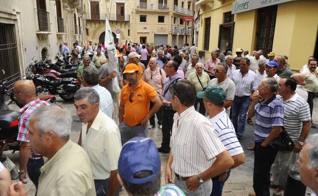 Concentración de los regantes en la puerta de la CHS, en una imagen de archivo./NACHO GARCÍA / AGM