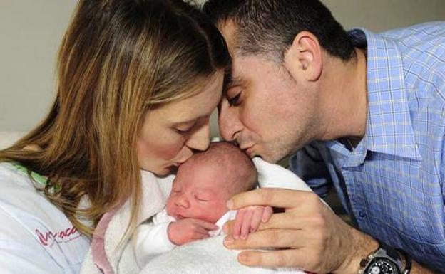 Dos padres junto a su bebé recién nacido. /Vicente Vicéns / AGM