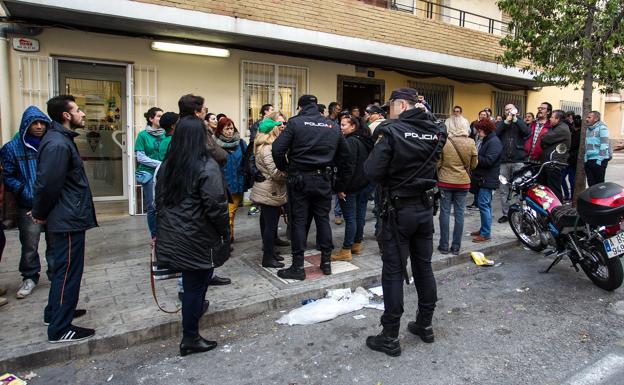 Un grupo de personas intentando paralizar un desahucio./Álex Domínguez