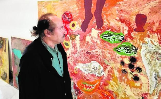 Manuel Belzunce, durante el montaje de su exposición 'África Forever', que se inaugura hoy en Cartagena./L. A.