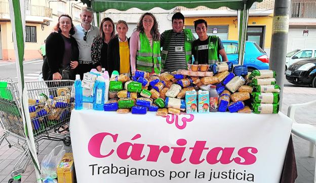 Voluntarios de Cáritas Interparroquial en una campaña de recogida de alimentos en Yecla./SIETE DÍAS