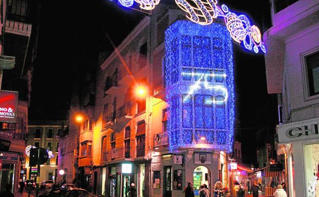Fachada de La Envidiosa iluminada con el número 75, como guiño a su aniversario. /LV