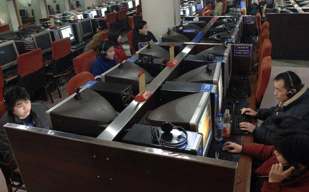 Usuarios navegan por Internet en un cibercafé. /Afp