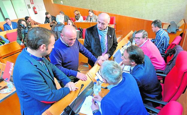 Los portavoces municipales de PSOE, IU-V y Cs charlan con el alcalde y con el secretario general antes de iniciarse el Pleno, ayer./P. A. / AGM
