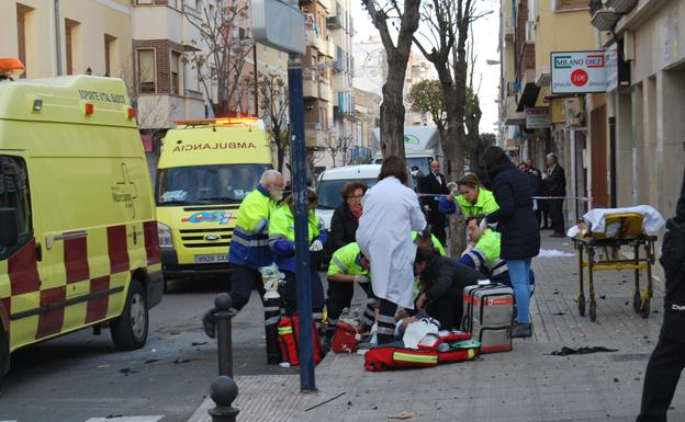 El herido, tumbado en el suelo, siendo atendido ayer por los sanitarios antes de su traslado./SIETE DÍAS