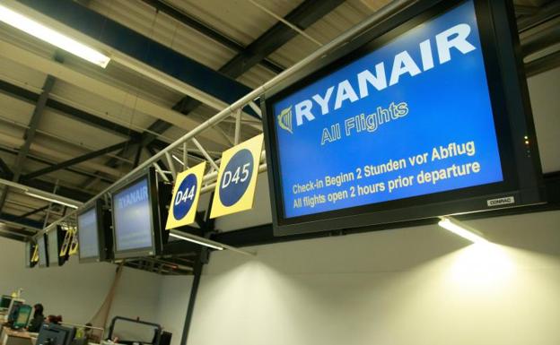 Vista de una pantalla de la aerolínea Ryanair en el aeropuerto de Schoenefeld en Berlín (Alemania)./EFE