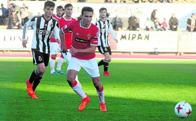Juanma Bravo intenta llegar al balón en una acción del encuentro./LOF
