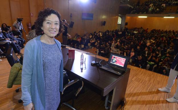 Maite Carranza, esta mañana, con los estudiantes de Secundaria./Antonio Gil / AGM