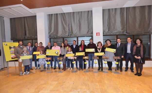 Los ganadores del concurso, junto a los organizadores y patrocinadores, tras finalizar el acto de entrega de premios, en el Parador de Turismo./Paco Alonso / AGM