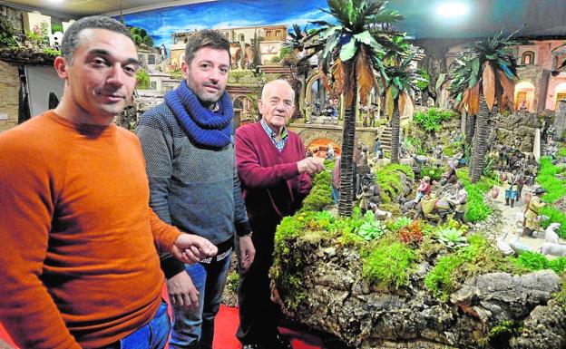 Antón Garre, José Ángel Pérez y Juan Antonio Garre, en la inauguración de uno de sus belenes./Nacho García / AGM