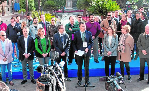 Presentación del programa de fiestas navideñas, ayer, con el alcalde al micrófono, en un escenario donde se interpretó 'Murcia huele a Navidad', del grupo Blaya./Juan Carlos Caval