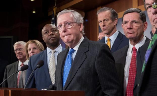 El senador republicano Mitch McConnell ofrece una rueda de prensa tras la aprobación de la reforma fiscal. /Efe