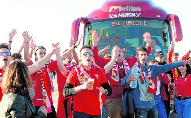 Aficionados granas y el autobús del Murcia, en el último derbi celebrado en el Cartagonova en la primera vuelta./Vicente Vicéns / AGM
