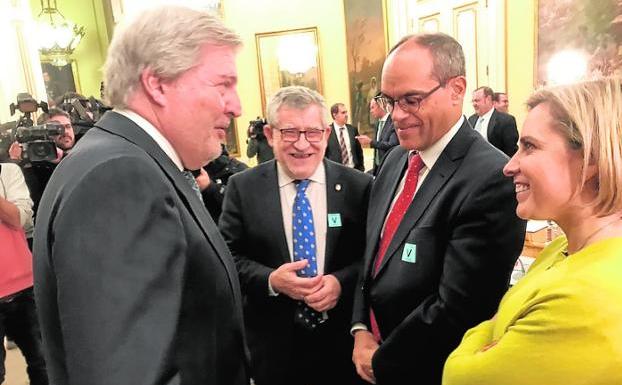 El ministro Méndez de Vigo charla con Adela Martínez-Cachá, ayer, al inicio de la Conferencia Sectorial de Educación./CARM