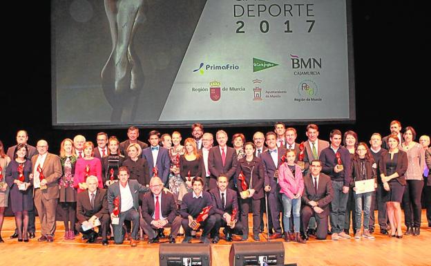 Los mejores de este año posaron para la posteridad con sus respectivos galardones, al final del acto. /Pepe Valero y Pascual Méndez