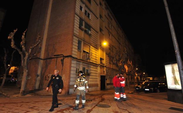 Bomberos, policía y sanitarios en el lugar del suceso. /Vicente Vicéns/ AGM