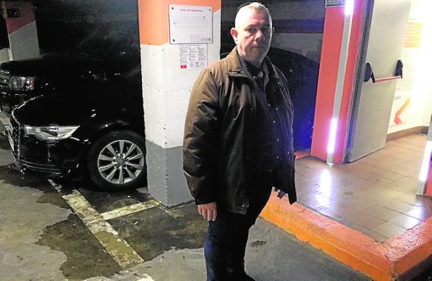 El edil Juan Vicente Larrosa, en el parking de La Glorieta./PSOE