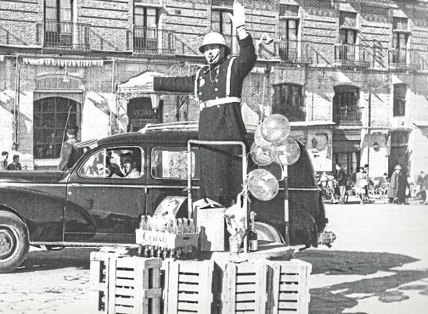 El guardia de la plaza Martínez Tornel era bien agasajado con 'aguilandos' por los murcianos./