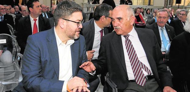 Miguel Sánchez charla con Alberto Garre en el Casino de Murcia, en marzo de 2016./F. Manzanera / AGM