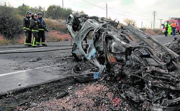 Estado en que quedó el coche que se salió de la vía en la RM-15, en Bullas, y sufrió un incendio./112 RM