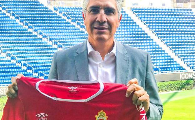 Mauricio García de la Vega posa con la camiseta del club grana./Real Murcia