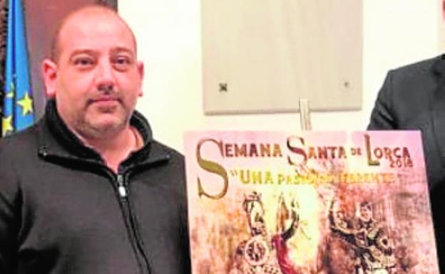 El autor, con el cartel./ Ayto.