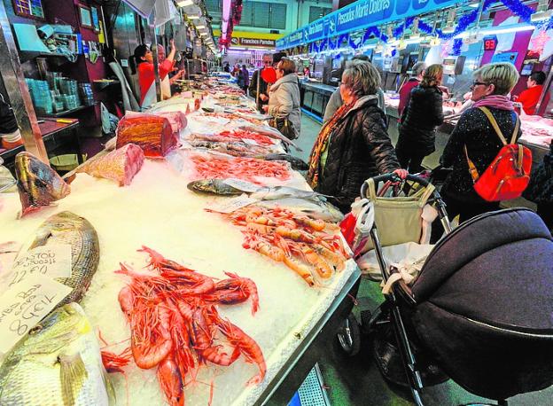 Clientes en un puesto del mercado de Santa Florentina./A. GIL / AGM
