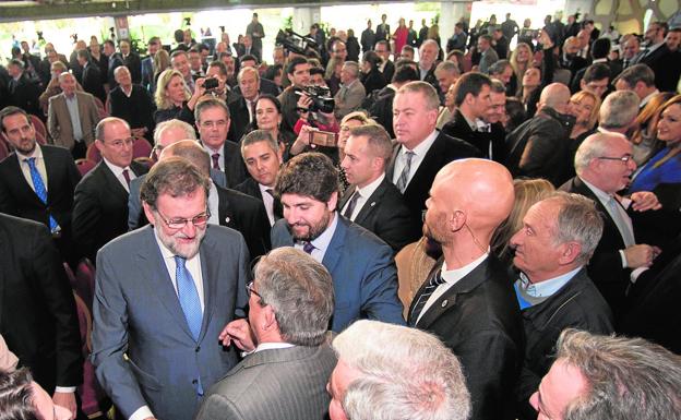 Mariano Rajoy y Fernando López Miras, ayer en el salón Promenade de Murcia, donde tuvo lugar el Foro de Infraestructuras organizado por el Ministerio de Fomento./Javier Carrión / AGM
