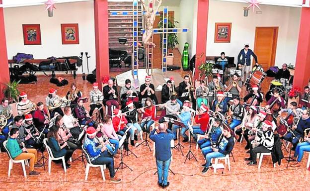 Los músicos, en su actuación navideña en Mazarrón./AYTO.