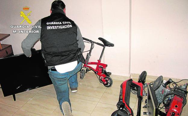 Un agente comprueba algunos de los objetos robados./G. C.