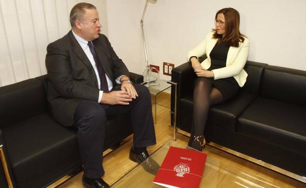 Francisco Bernabé y Ana Belén Castejón, este jueves, reunidos en Cartagena./Pablo Sánchez / AGM
