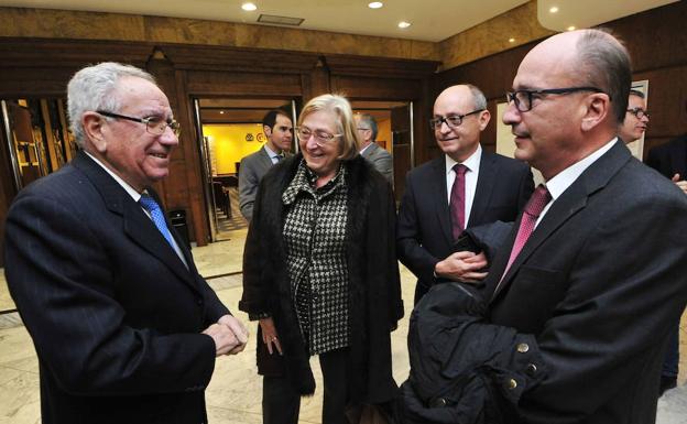 Pedro García-Balibrea, presidente de la Cámara de Comercio de Murcia, junto a los hermanos Gil, propietarios de las Bodegas Hijos de Juan Gil./Vicente Vicéns / AGM