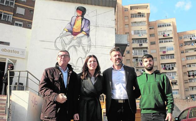 El grafitero Jandres (1º por la derecha) posa junto a la concejal y el presidente de los comerciantes./S. M. Lario