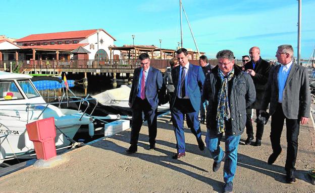 Díez de Revenga (2i), en el puerto de Los Alcázares, ayer, con el alcalde Bastida por delante./CARM