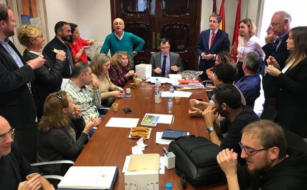 Desayuno de José Ballesta con periodistas, con Murciatone, churros y chocolate con periodistas. /LV