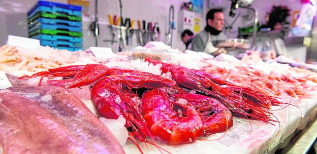 Un llamativo puñado de gambas rojas aguardan comprador en una de las pescaderías del mercado de Verónicas, en Murcia./Javier Carrión / AGM