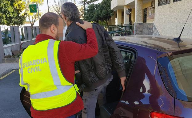 El detenido, en el cuartel de la Guardia Civil de Santomera./Guardia Civil