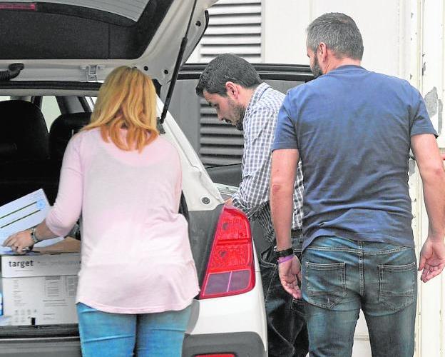 Policías judiciales de la Jefatura de Murcia, durante un registro en la desalinizadora de Escombreras en mayo de 2016./Antonio Gil / AGM