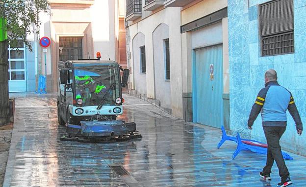 Una máquina fregadora limpia la calle Balcones Azules, en el casco histórico de Cartagena, durante estas fiestas de Navidad./Pablo Sánchez / AGM