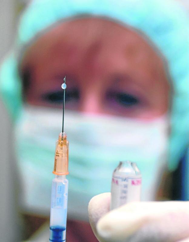 Una investigadora maneja material tóxico en una prueba de laboratorio. / ap
