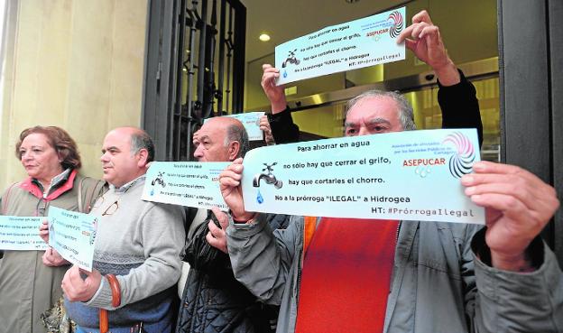 Protesta de Asepucar contra la prórroga a Hidrogea, en el edificio San Miguel, hace unos días. /Antonio Gil / AGM