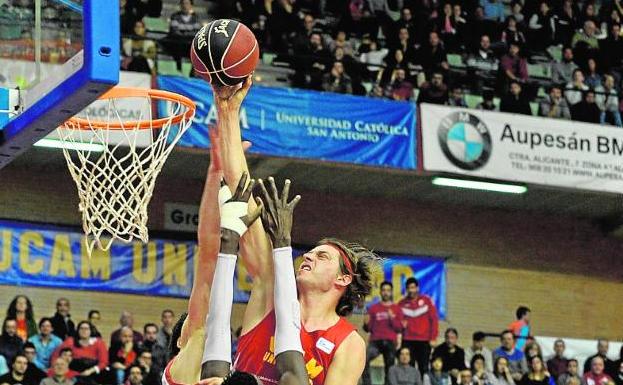 Lukovic entra a canasta en el partido del día 31 ante el Baskonia./Nacho García / AGM