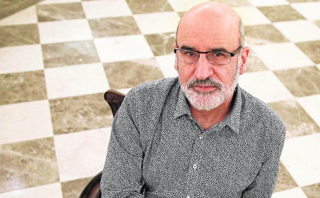 Fernando Aramburu, que superó en 2017 las 25 ediciones de 'Patria' y no dejó de acaparar premios. / EFE