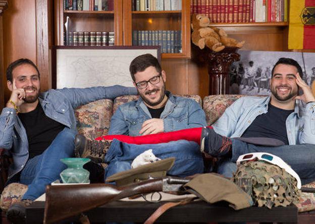 Los autores de 'Historia absurda de España', Juan Jesús Botí, Isaac Alcántara y David Omar Sáez. /Miguel Martínez