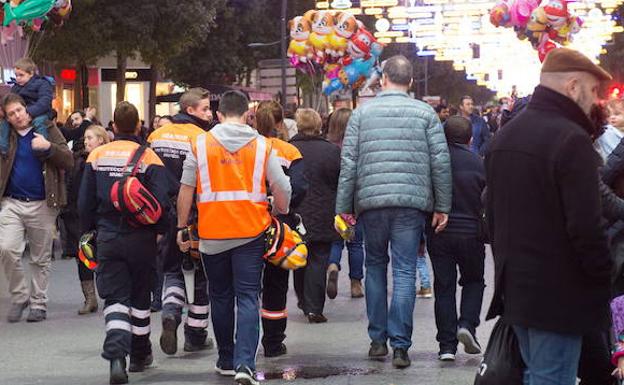 Voluntarios de Protección Civil durante la cabalgata del año pasado. /Javier Carrión / AGM
