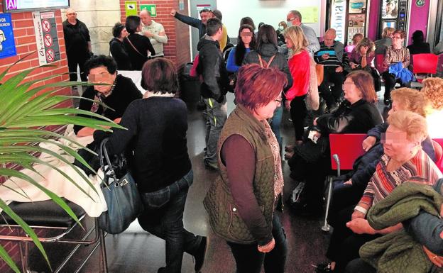 Sala de espera de Urgencias La Arrixaca, el pasado martes por la tarde./V. Vicéns / AGM