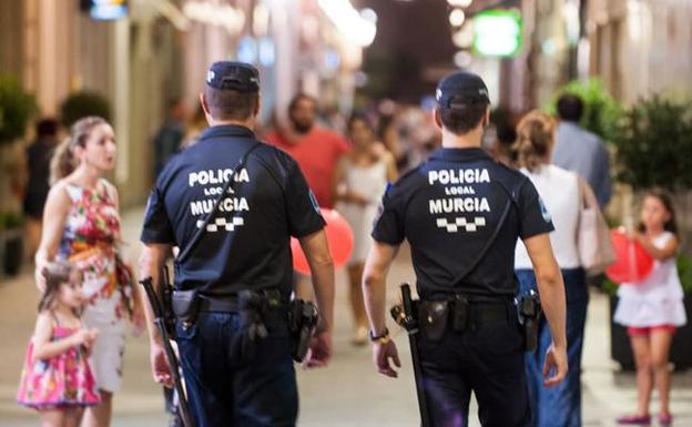 Imagen de archivo de dos policías en las calles de Murcia. /J. Carrión/ AGM